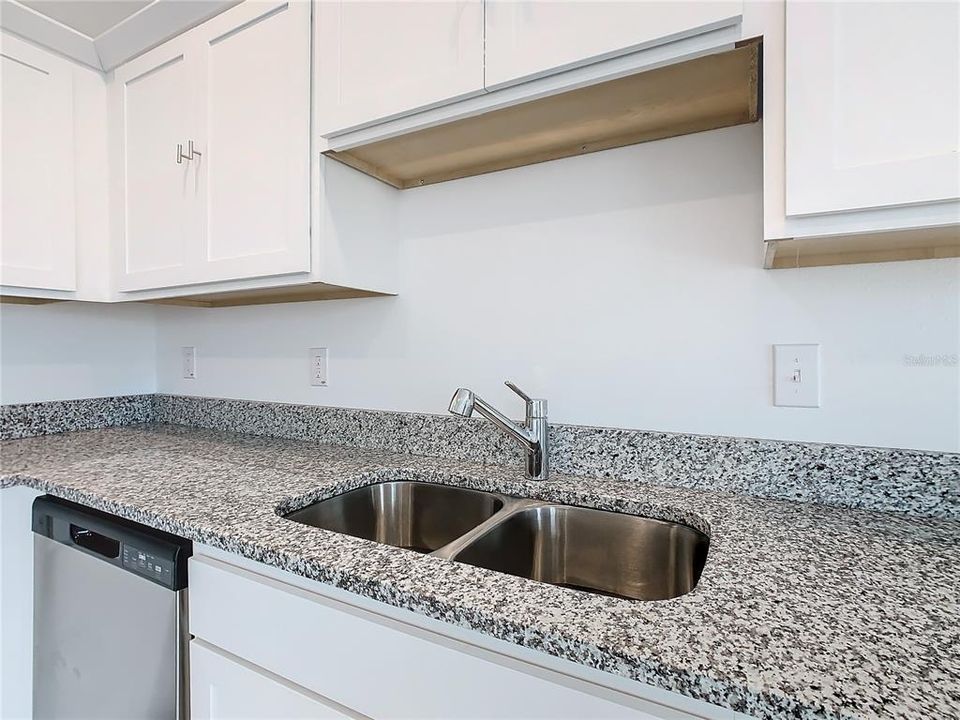 For Rent: $2,000 (3 beds, 2 baths, 1422 Square Feet)