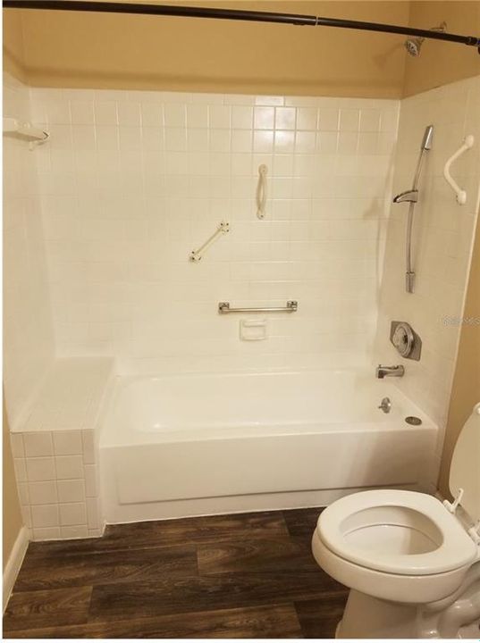 For Sale: $139,900 (1 beds, 1 baths, 847 Square Feet)