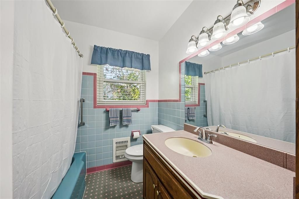 На продажу: $425,000 (2 спален, 2 ванн, 1282 Квадратных фут)