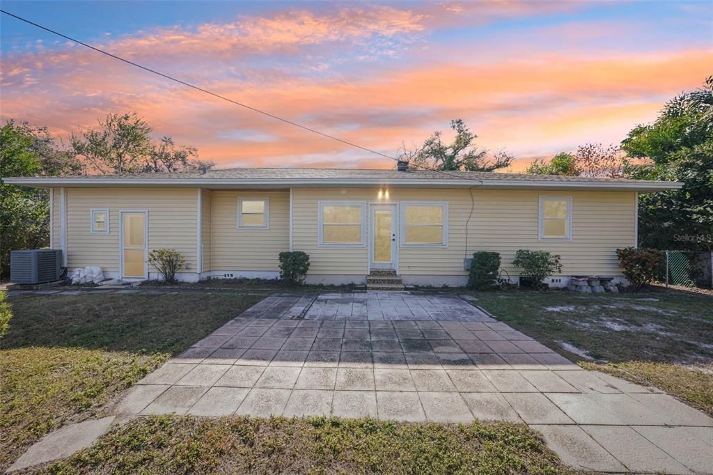 На продажу: $425,000 (2 спален, 2 ванн, 1282 Квадратных фут)