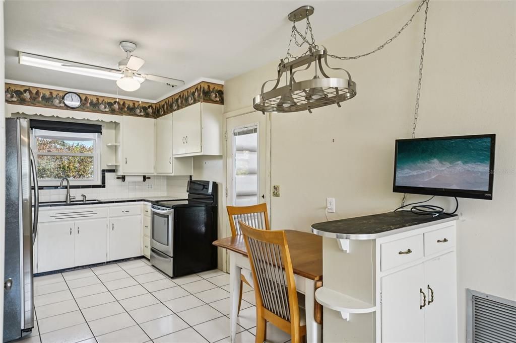 На продажу: $425,000 (2 спален, 2 ванн, 1282 Квадратных фут)