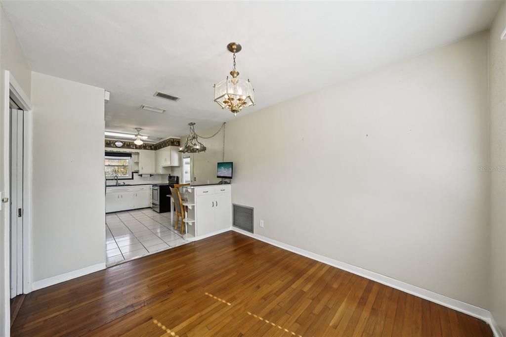 На продажу: $425,000 (2 спален, 2 ванн, 1282 Квадратных фут)