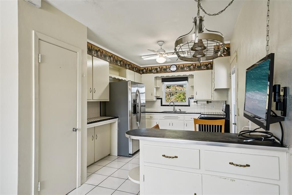 На продажу: $425,000 (2 спален, 2 ванн, 1282 Квадратных фут)