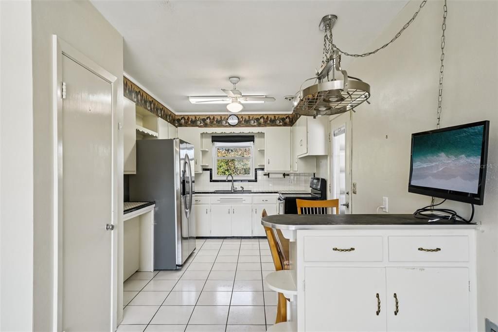 На продажу: $425,000 (2 спален, 2 ванн, 1282 Квадратных фут)