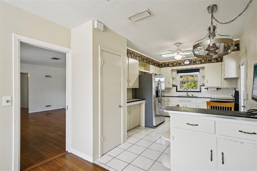 На продажу: $425,000 (2 спален, 2 ванн, 1282 Квадратных фут)