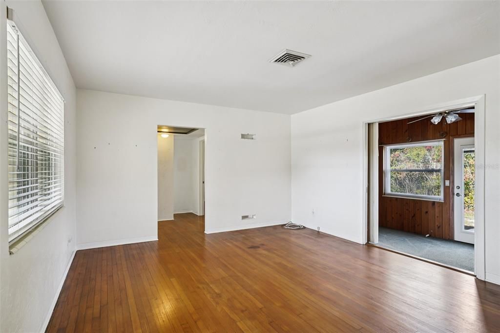 На продажу: $425,000 (2 спален, 2 ванн, 1282 Квадратных фут)