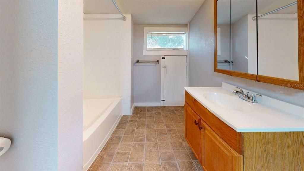 For Rent: $1,800 (3 beds, 2 baths, 1346 Square Feet)