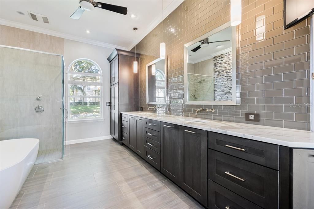 En Venta: $799,900 (3 camas, 3 baños, 2432 Pies cuadrados)