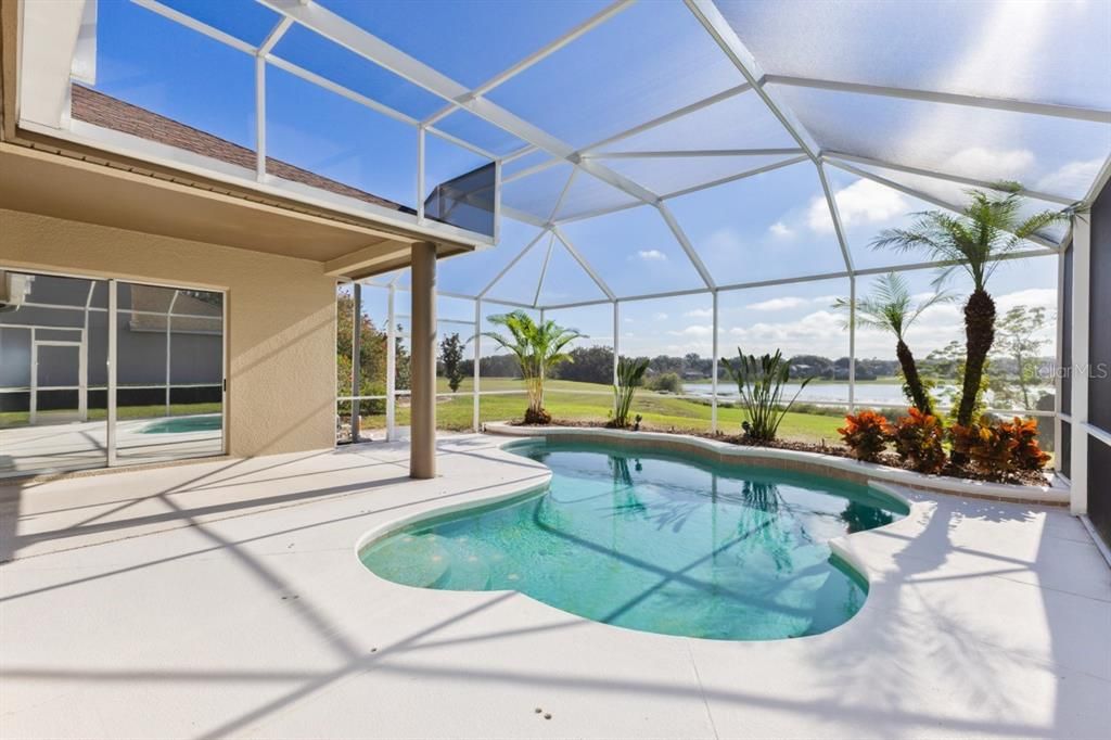 En Venta: $799,900 (3 camas, 3 baños, 2432 Pies cuadrados)