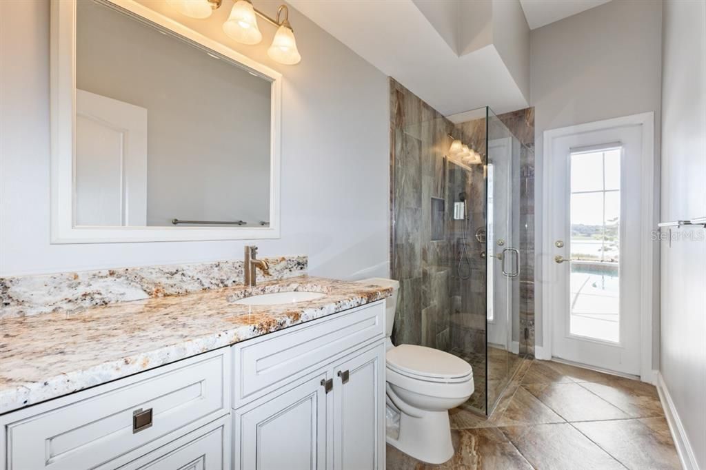 En Venta: $799,900 (3 camas, 3 baños, 2432 Pies cuadrados)