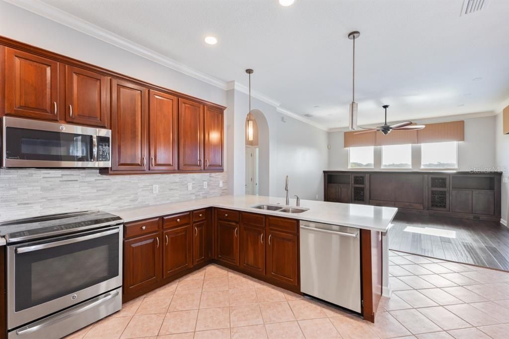 En Venta: $799,900 (3 camas, 3 baños, 2432 Pies cuadrados)