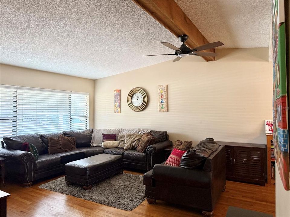 На продажу: $339,000 (3 спален, 1 ванн, 1298 Квадратных фут)