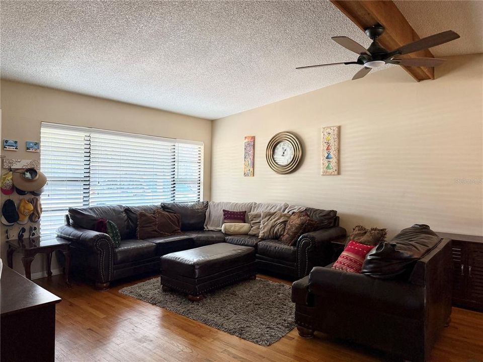 На продажу: $339,000 (3 спален, 1 ванн, 1298 Квадратных фут)