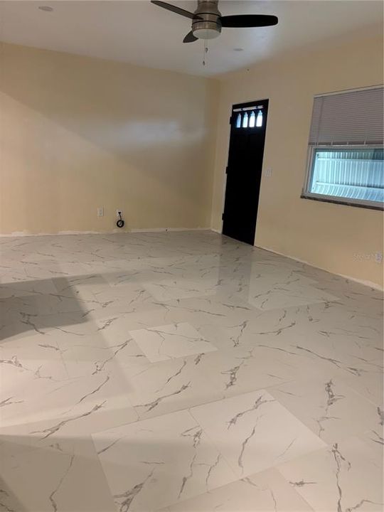 For Rent: $1,800 (2 beds, 1 baths, 813 Square Feet)