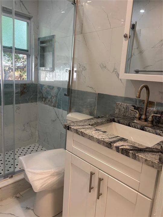 For Rent: $1,800 (2 beds, 1 baths, 813 Square Feet)