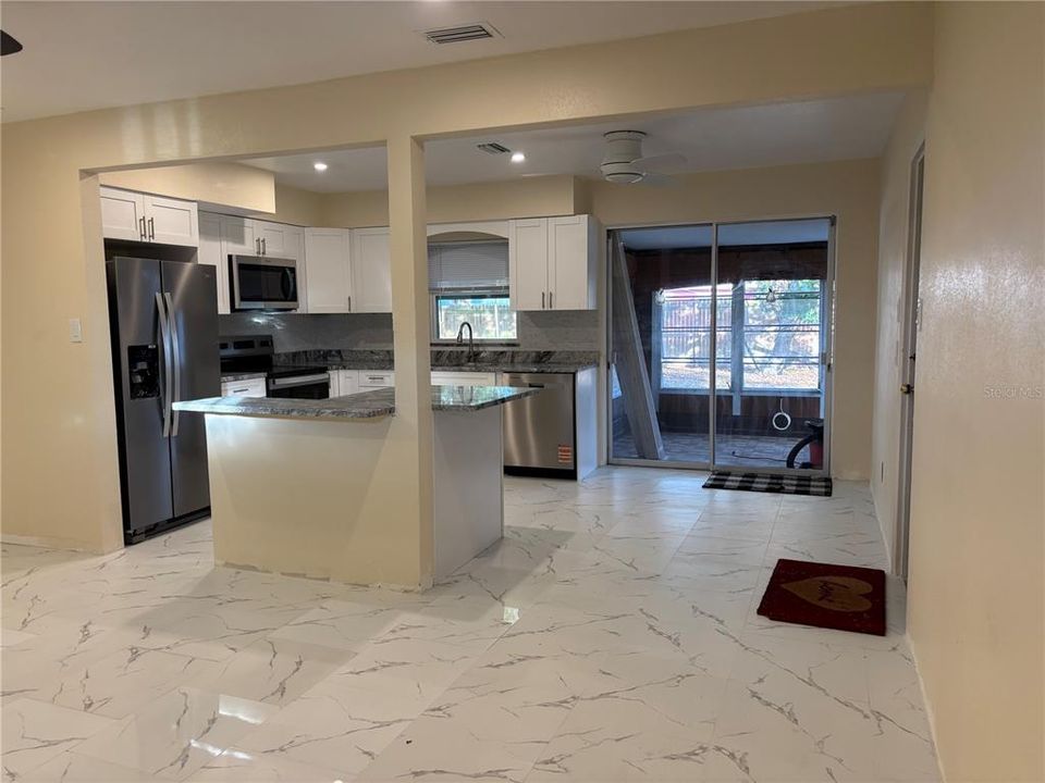 For Rent: $1,800 (2 beds, 1 baths, 813 Square Feet)