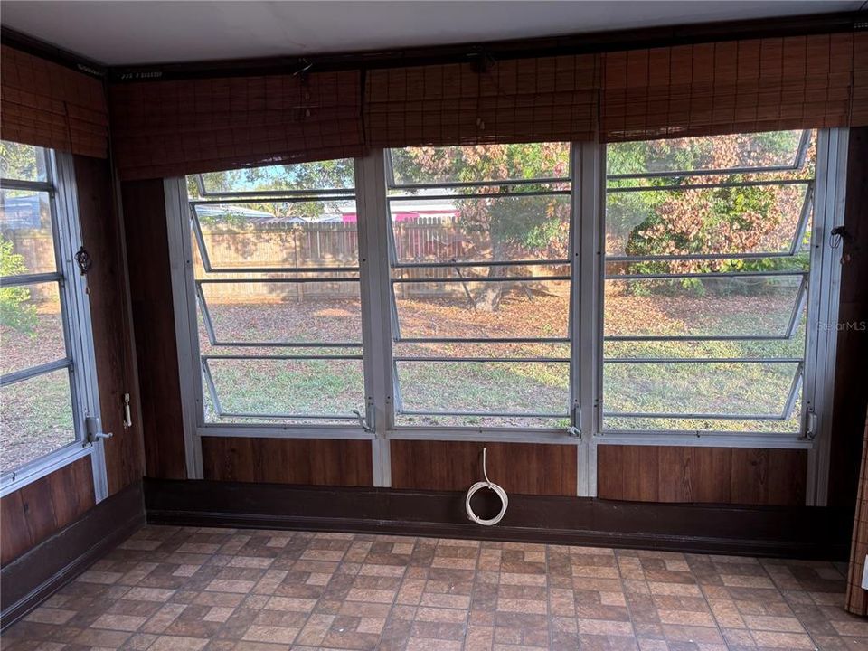 For Rent: $1,800 (2 beds, 1 baths, 813 Square Feet)