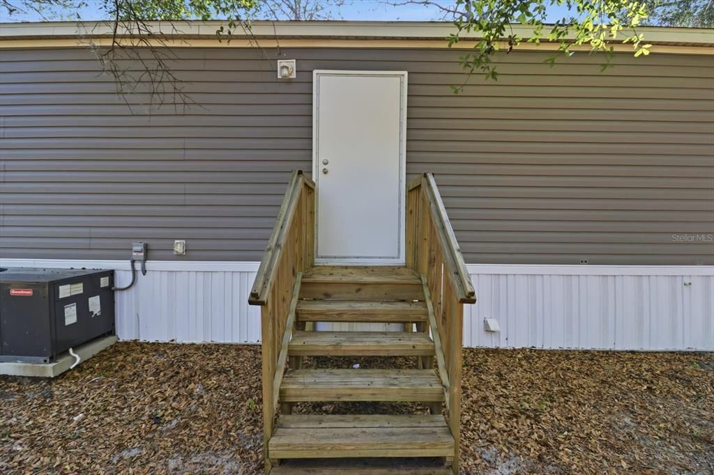 For Sale: $167,000 (2 beds, 2 baths, 728 Square Feet)