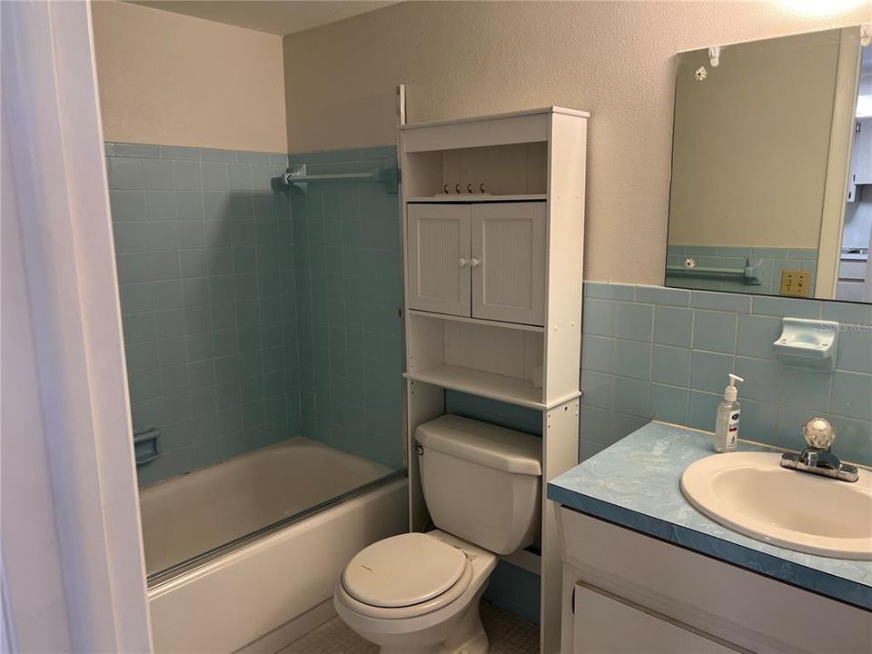 For Rent: $1,300 (1 beds, 1 baths, 825 Square Feet)
