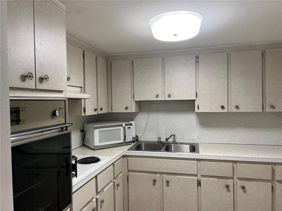 For Rent: $1,300 (1 beds, 1 baths, 825 Square Feet)