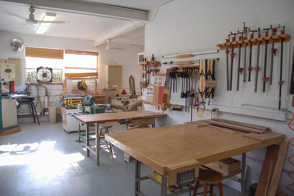 For Rent: $1,300 (1 beds, 1 baths, 825 Square Feet)