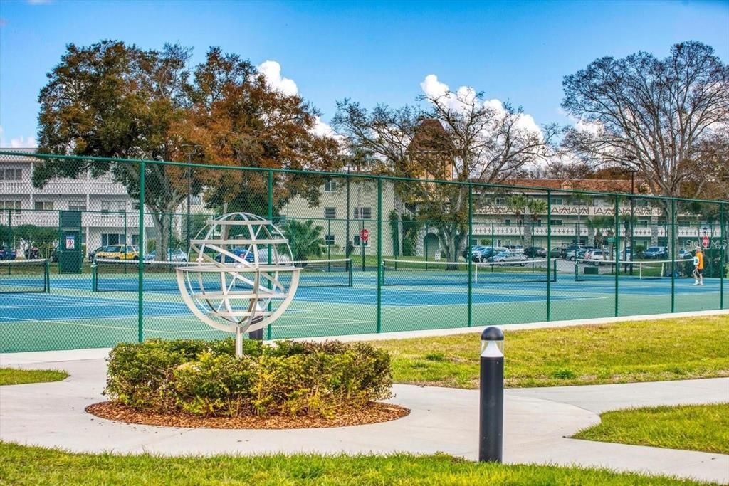 For Rent: $1,300 (1 beds, 1 baths, 825 Square Feet)