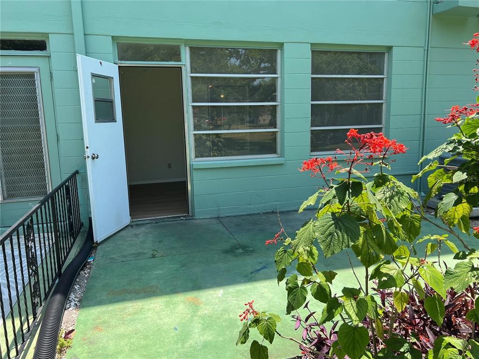 For Rent: $1,300 (1 beds, 1 baths, 825 Square Feet)