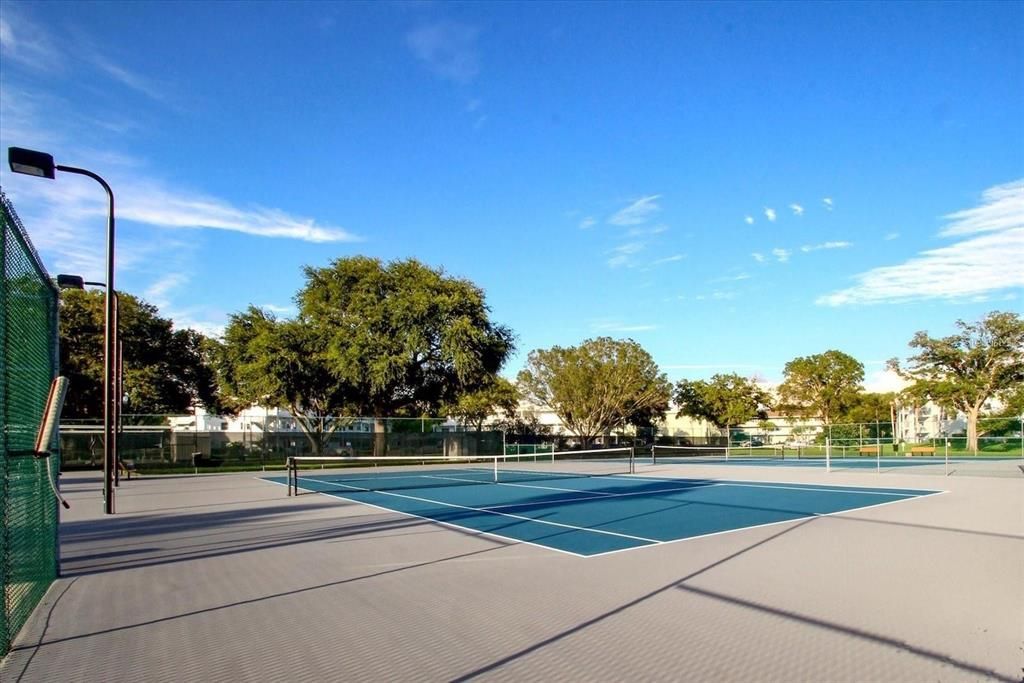 For Rent: $1,300 (1 beds, 1 baths, 825 Square Feet)