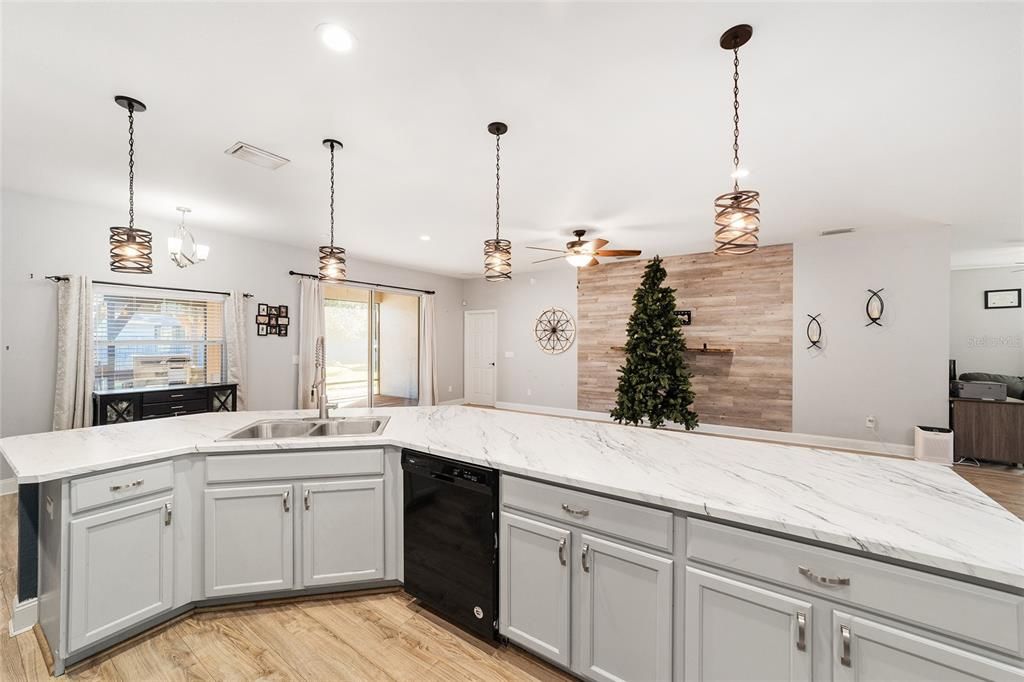 На продажу: $399,000 (5 спален, 3 ванн, 2526 Квадратных фут)