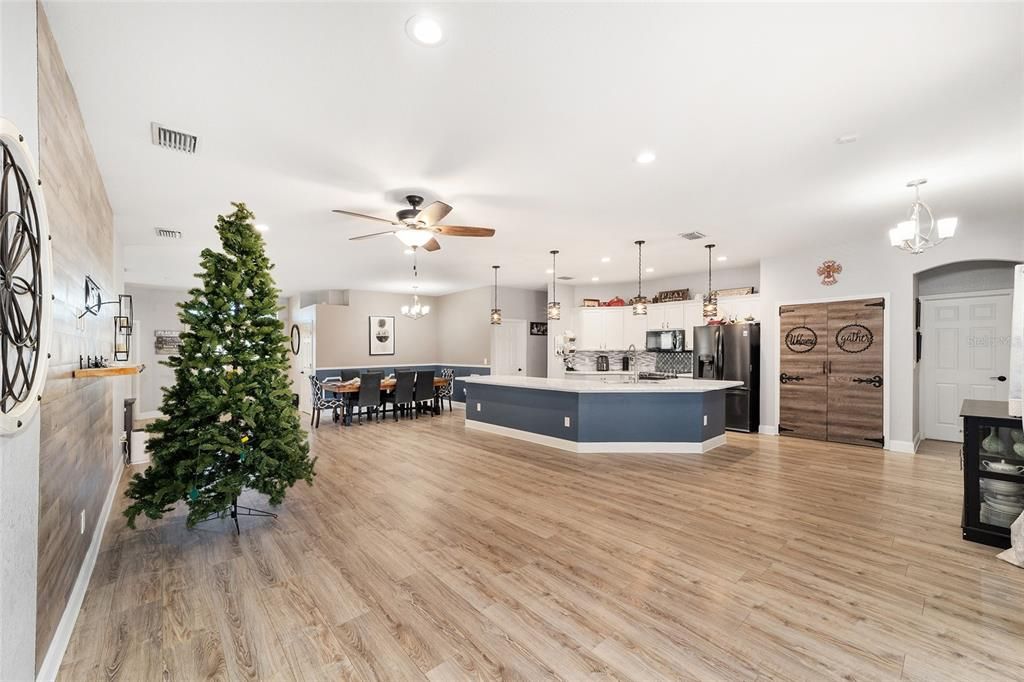 На продажу: $399,000 (5 спален, 3 ванн, 2526 Квадратных фут)