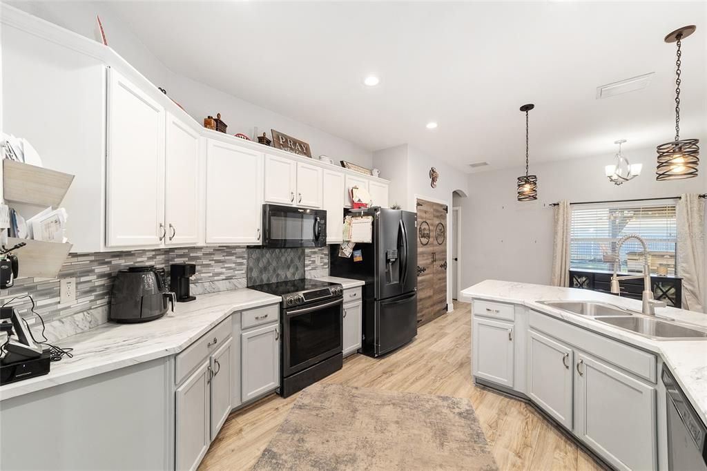 На продажу: $399,000 (5 спален, 3 ванн, 2526 Квадратных фут)