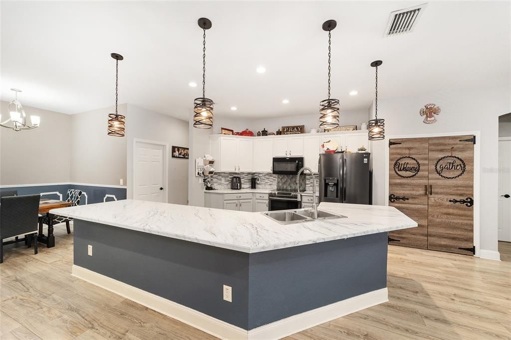 На продажу: $399,000 (5 спален, 3 ванн, 2526 Квадратных фут)