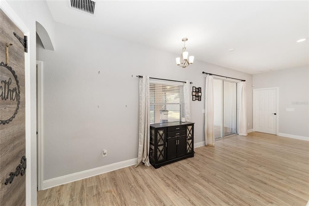 На продажу: $399,000 (5 спален, 3 ванн, 2526 Квадратных фут)