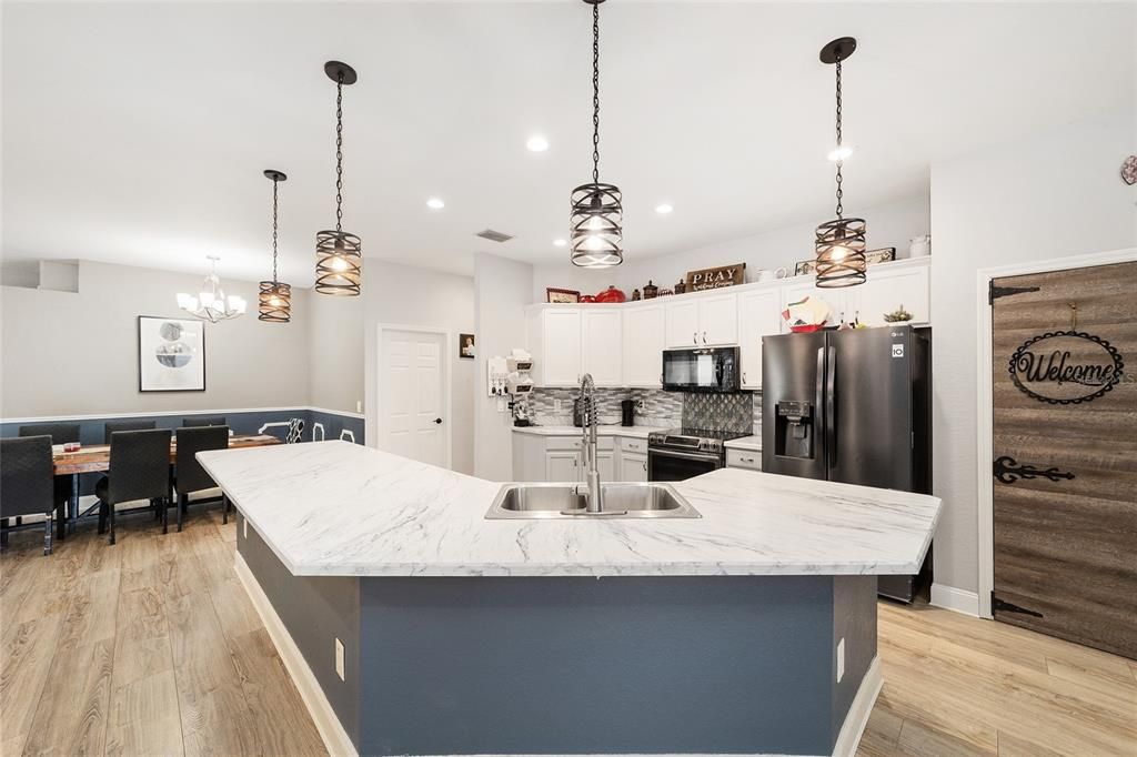 На продажу: $399,000 (5 спален, 3 ванн, 2526 Квадратных фут)