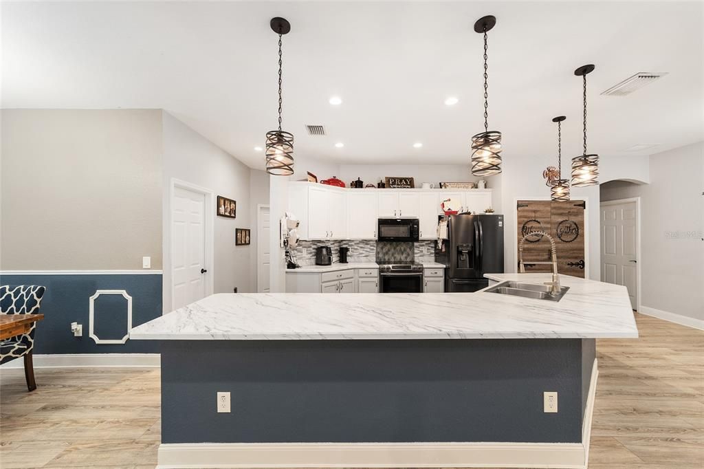 На продажу: $399,000 (5 спален, 3 ванн, 2526 Квадратных фут)