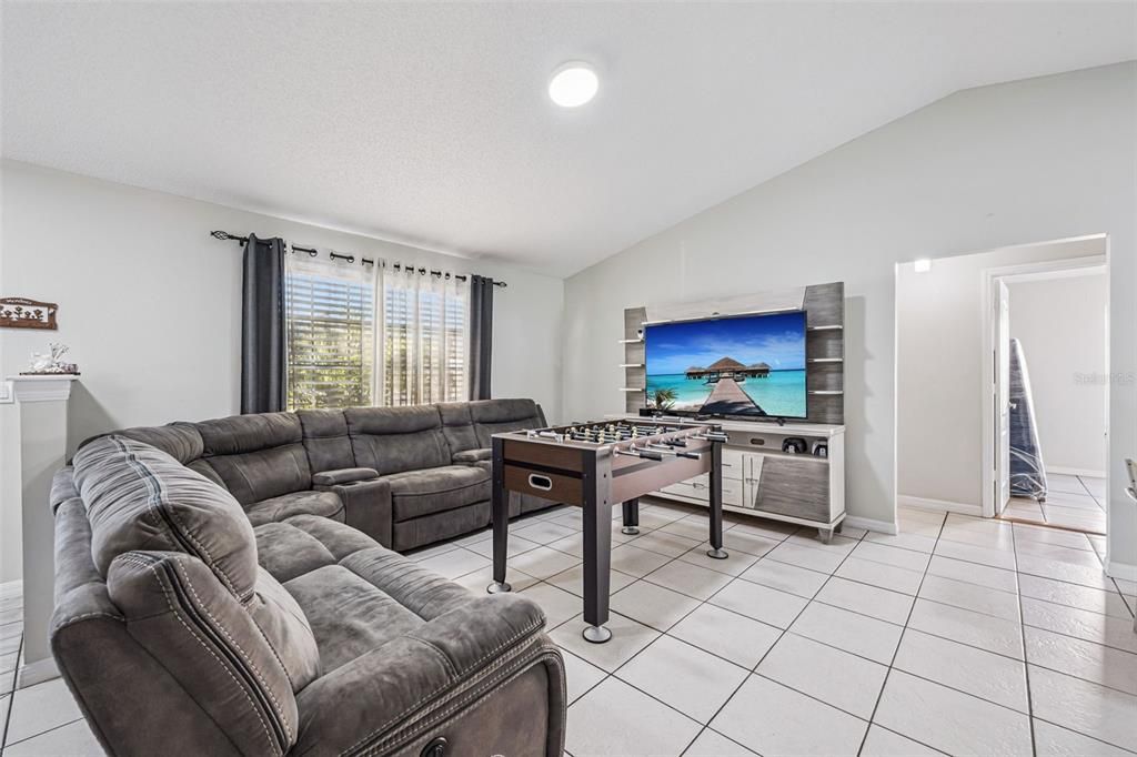 For Sale: $379,990 (4 beds, 2 baths, 1667 Square Feet)