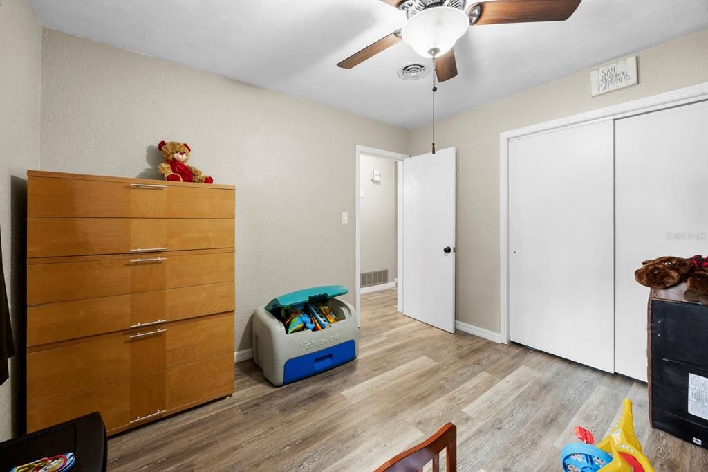 待售: $309,000 (3 贝兹, 2 浴室, 1956 平方英尺)