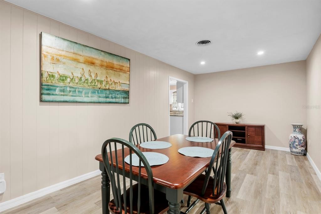 待售: $309,000 (3 贝兹, 2 浴室, 1956 平方英尺)