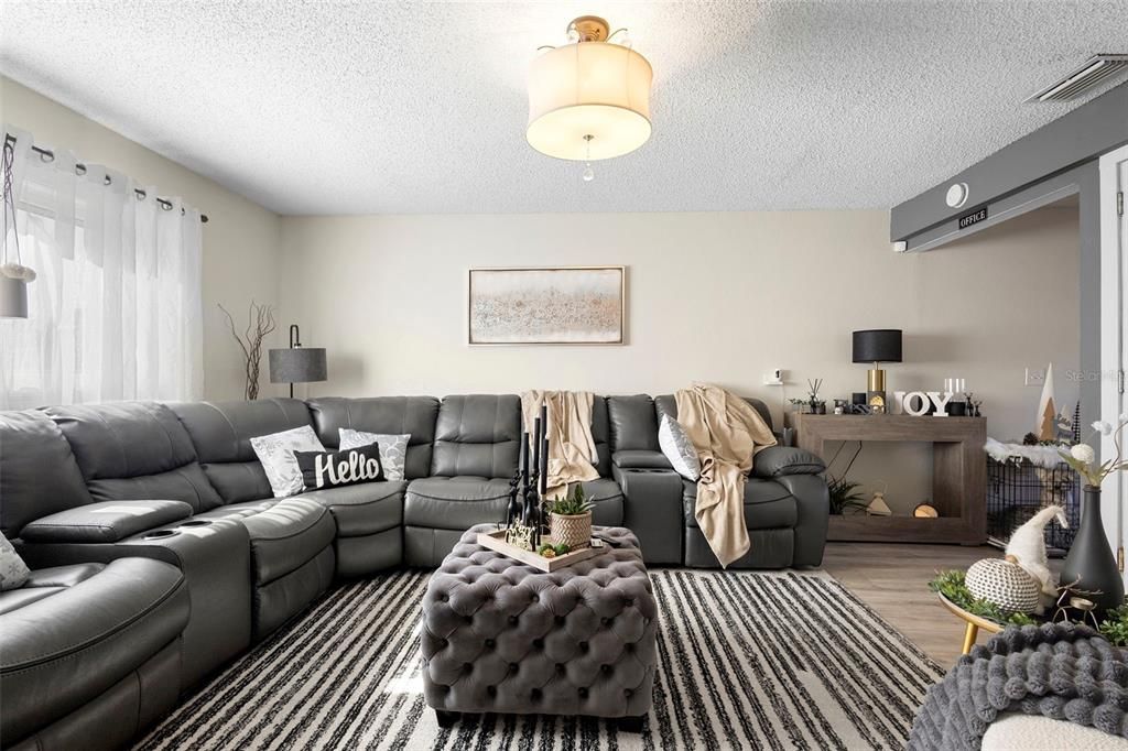 待售: $385,000 (4 贝兹, 2 浴室, 1996 平方英尺)