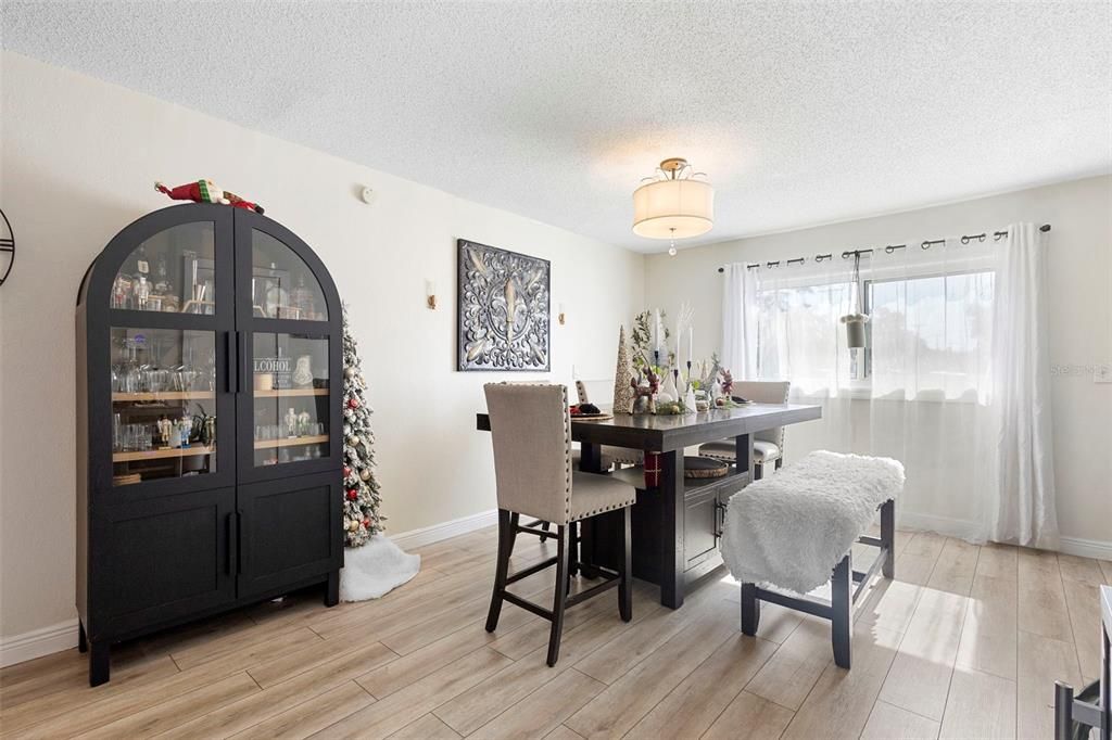 待售: $385,000 (4 贝兹, 2 浴室, 1996 平方英尺)