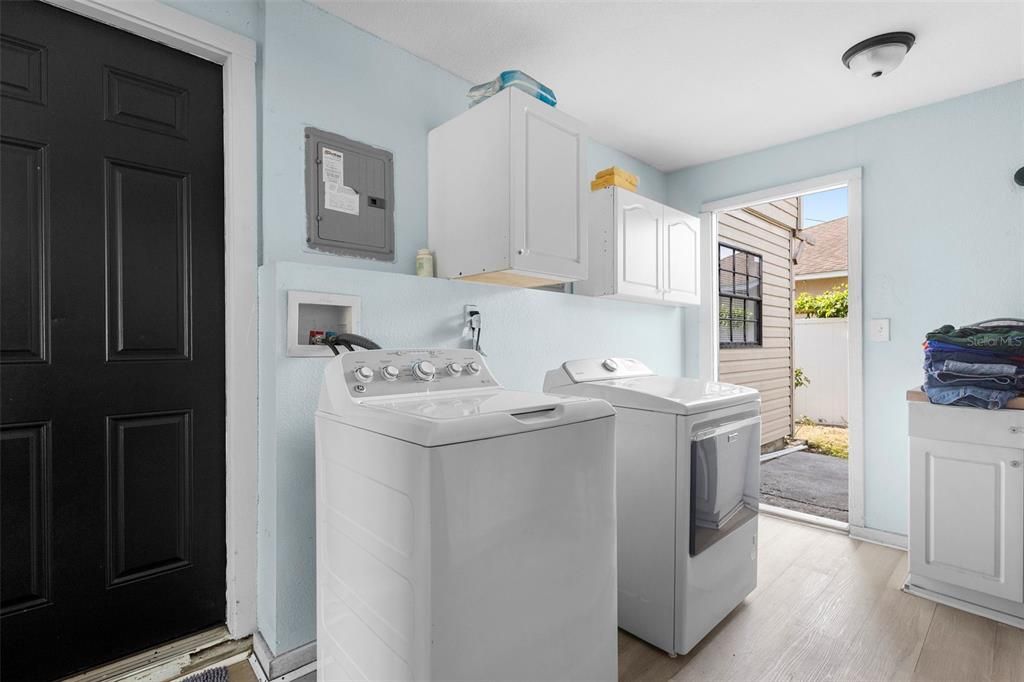 待售: $385,000 (4 贝兹, 2 浴室, 1996 平方英尺)