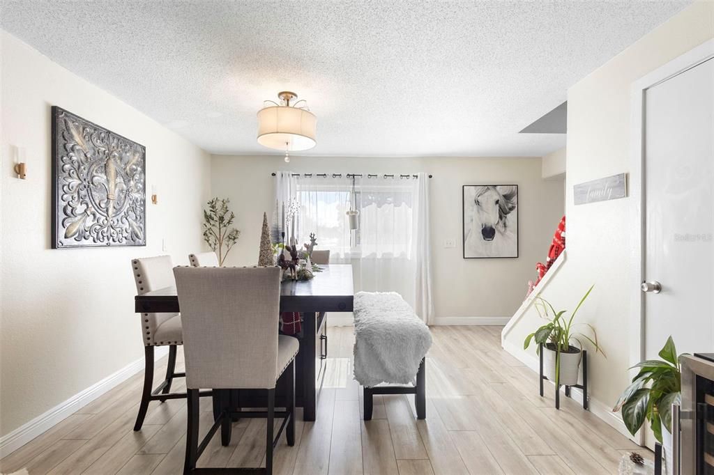 待售: $385,000 (4 贝兹, 2 浴室, 1996 平方英尺)