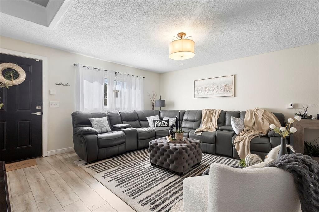 待售: $385,000 (4 贝兹, 2 浴室, 1996 平方英尺)