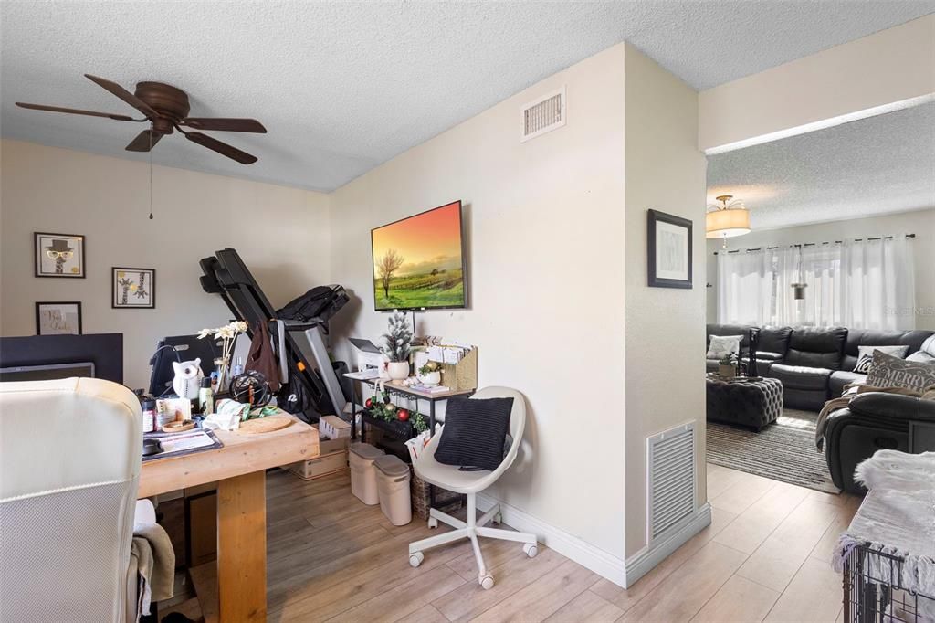 待售: $385,000 (4 贝兹, 2 浴室, 1996 平方英尺)