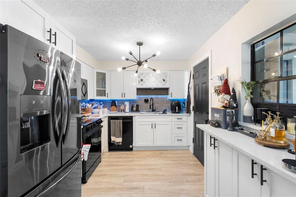 待售: $385,000 (4 贝兹, 2 浴室, 1996 平方英尺)