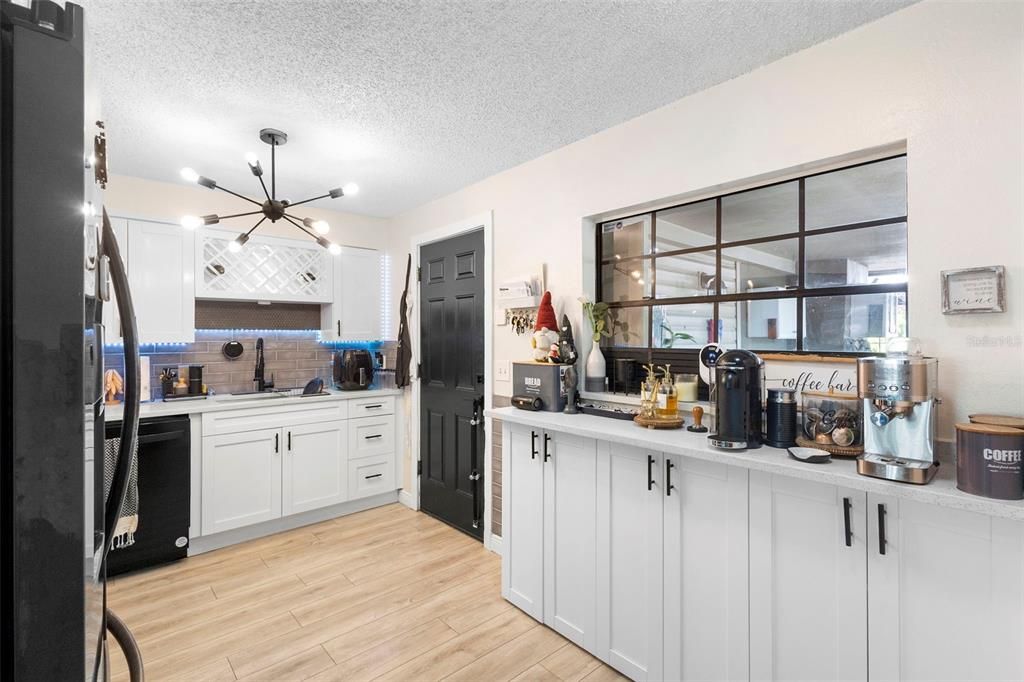 待售: $385,000 (4 贝兹, 2 浴室, 1996 平方英尺)