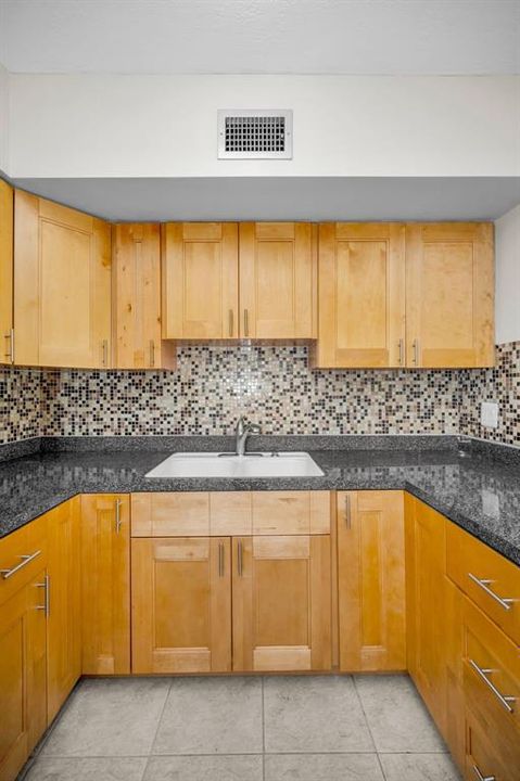 На продажу: $75,000 (1 спален, 1 ванн, 595 Квадратных фут)