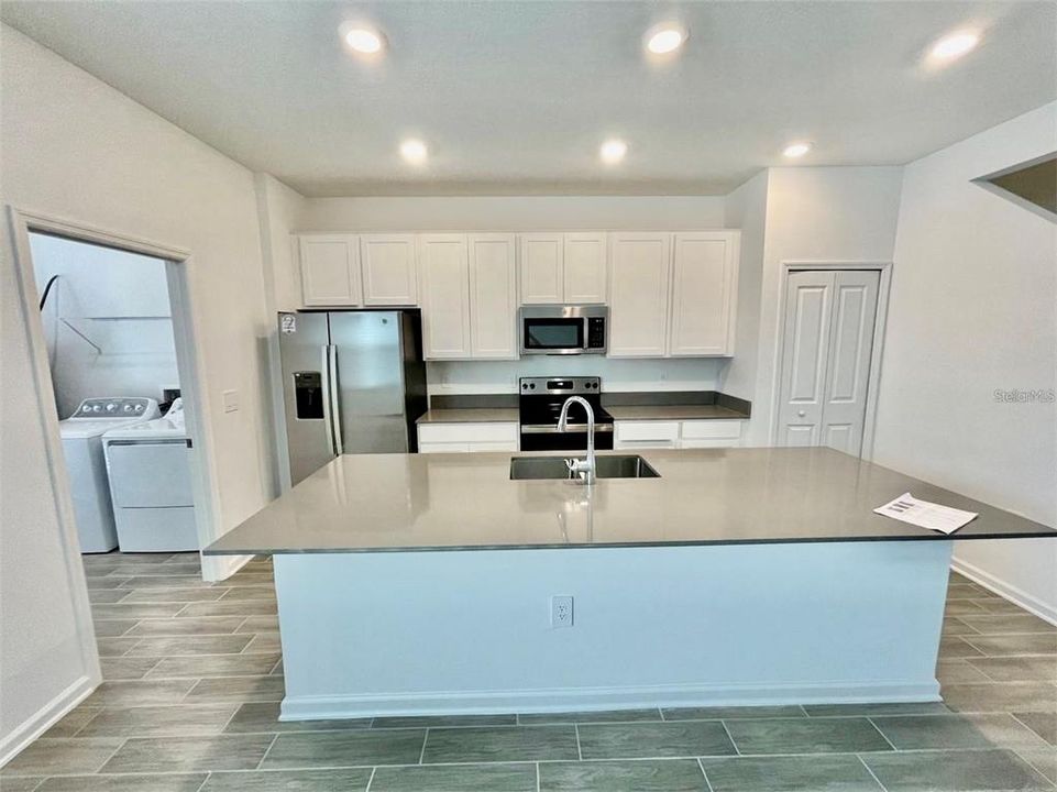 На продажу: $448,000 (4 спален, 2 ванн, 1992 Квадратных фут)