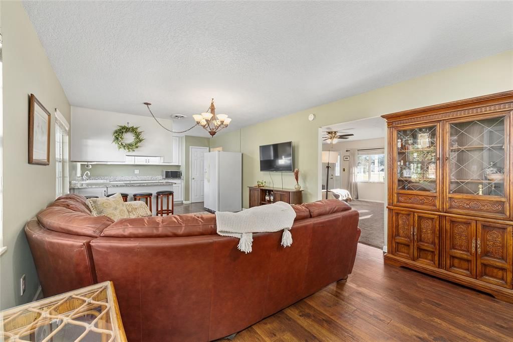 For Sale: $275,000 (3 beds, 2 baths, 1474 Square Feet)