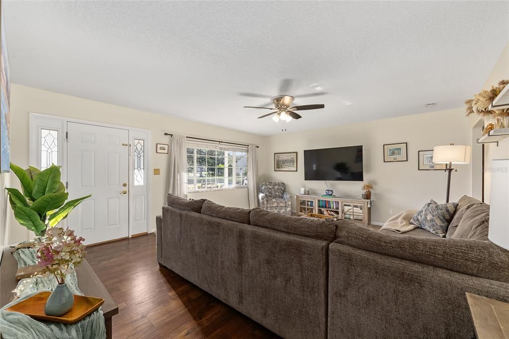 For Sale: $275,000 (3 beds, 2 baths, 1474 Square Feet)